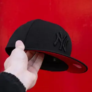 New Era 59FIFTY New York Yankees Black on Black Red Undervisor Snapback