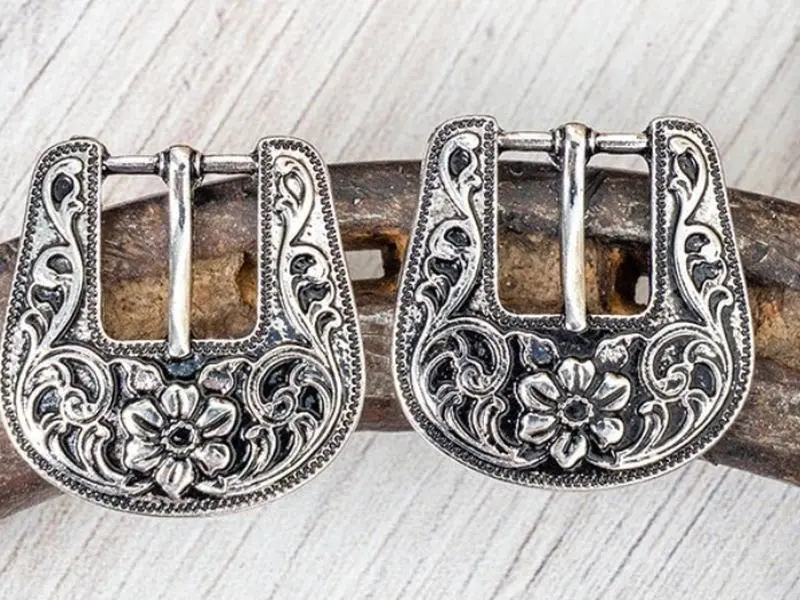 TIPI HEARTLAND BLOOM BUCKLE SILVERTONE EARRINGS