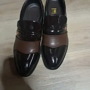 Men's business formal leather shoes, British style, comfortable soft sole, classic pointed toe shoes for office use.