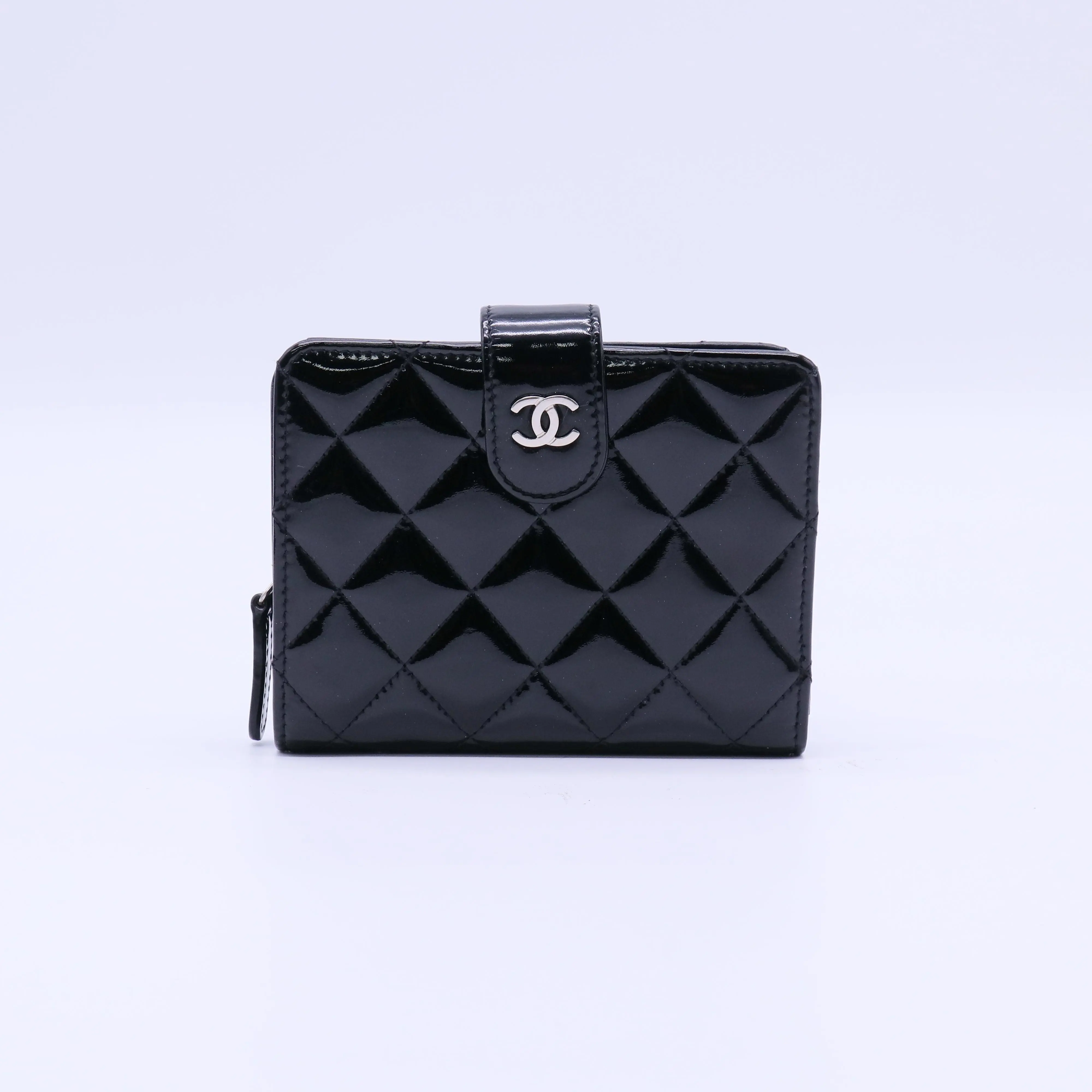 Pre-owned CHANEL leather Small Leather Goods Brilliant Patent Quilted Flap Compact Wallet W21255