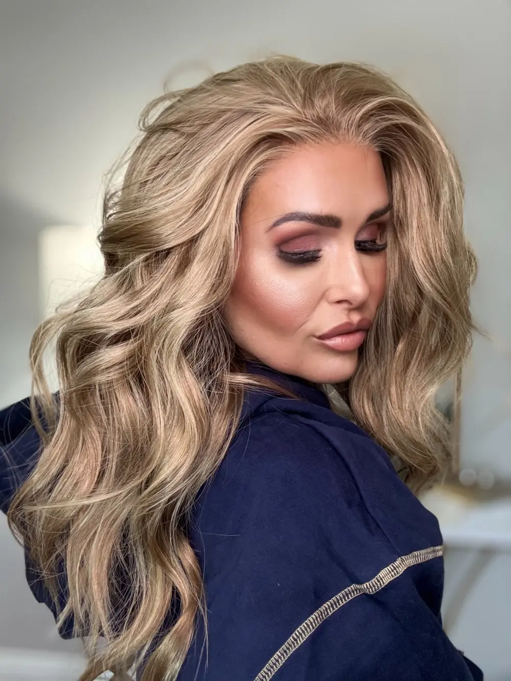 AISOM Sierra Champagne Blonde 13x4 Free Part Lace Front wig with Scandinavian Hairline Beach Wave Synthetic Wig for Women 18inch Daily Use