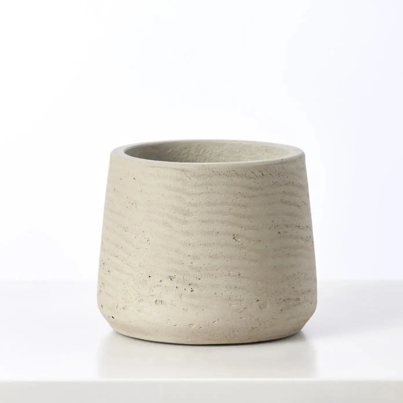 Light Grey Washed Faux Concrete Round Planter - Outdoor Garden Decor Accessory for Home Improvement Garden Supplies