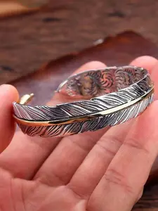 The hollowed out cross zircon micro inlaid bracelet is suitable for daily wear, vacation dates, and other occasions, and is also a surprising and exquisite small gift