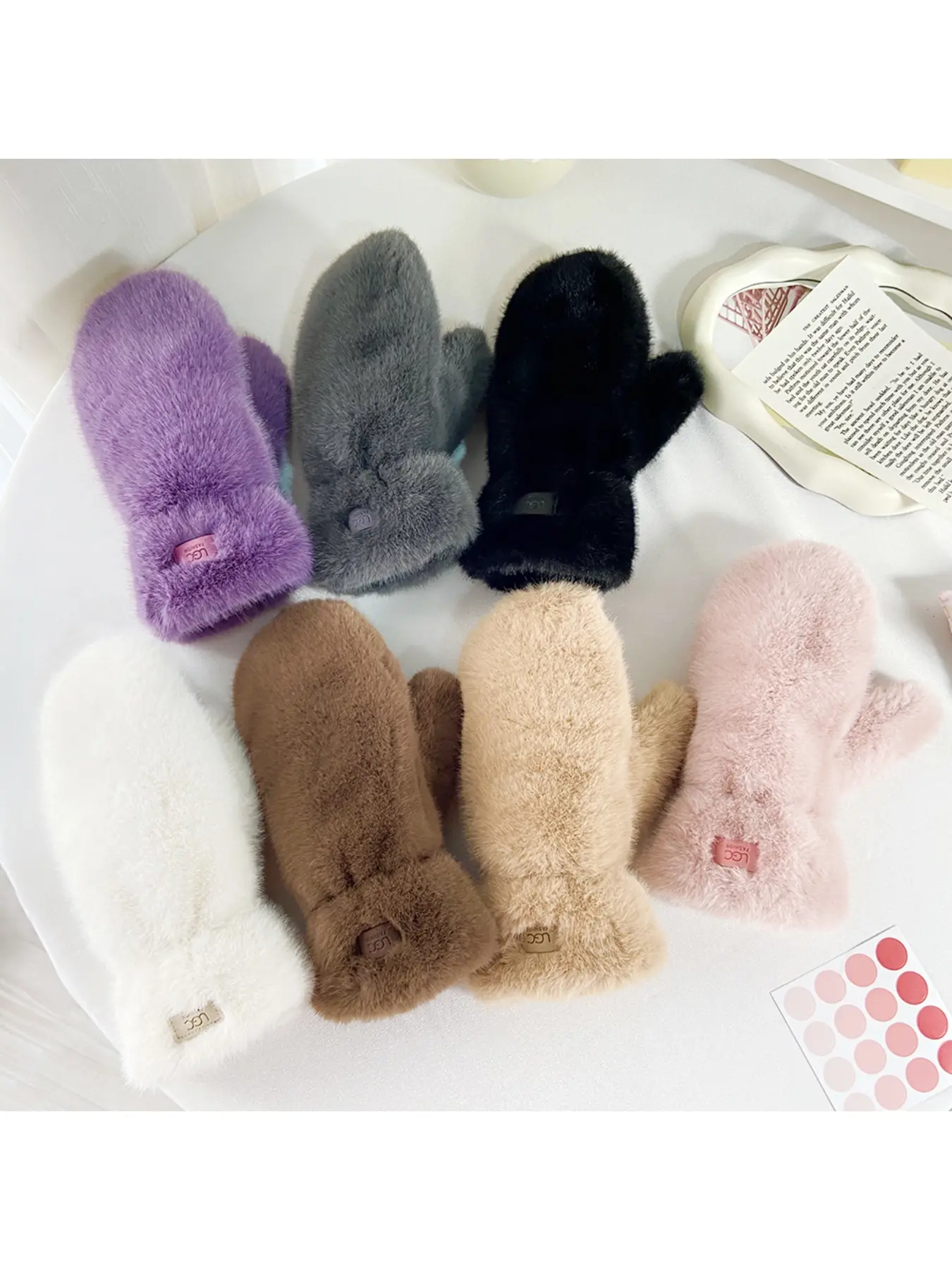 Winter new simple solid color thickened plush warm gloves for students, fashionable and cute fingerless windproof gloves.