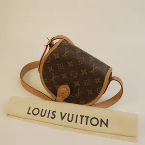 Pre-owned Louis Vuitton Monogram Saddle Bag Shoulder Crossbody Bag with Classic Monogram Pattern Gold Accents Adjustable Leather Strap