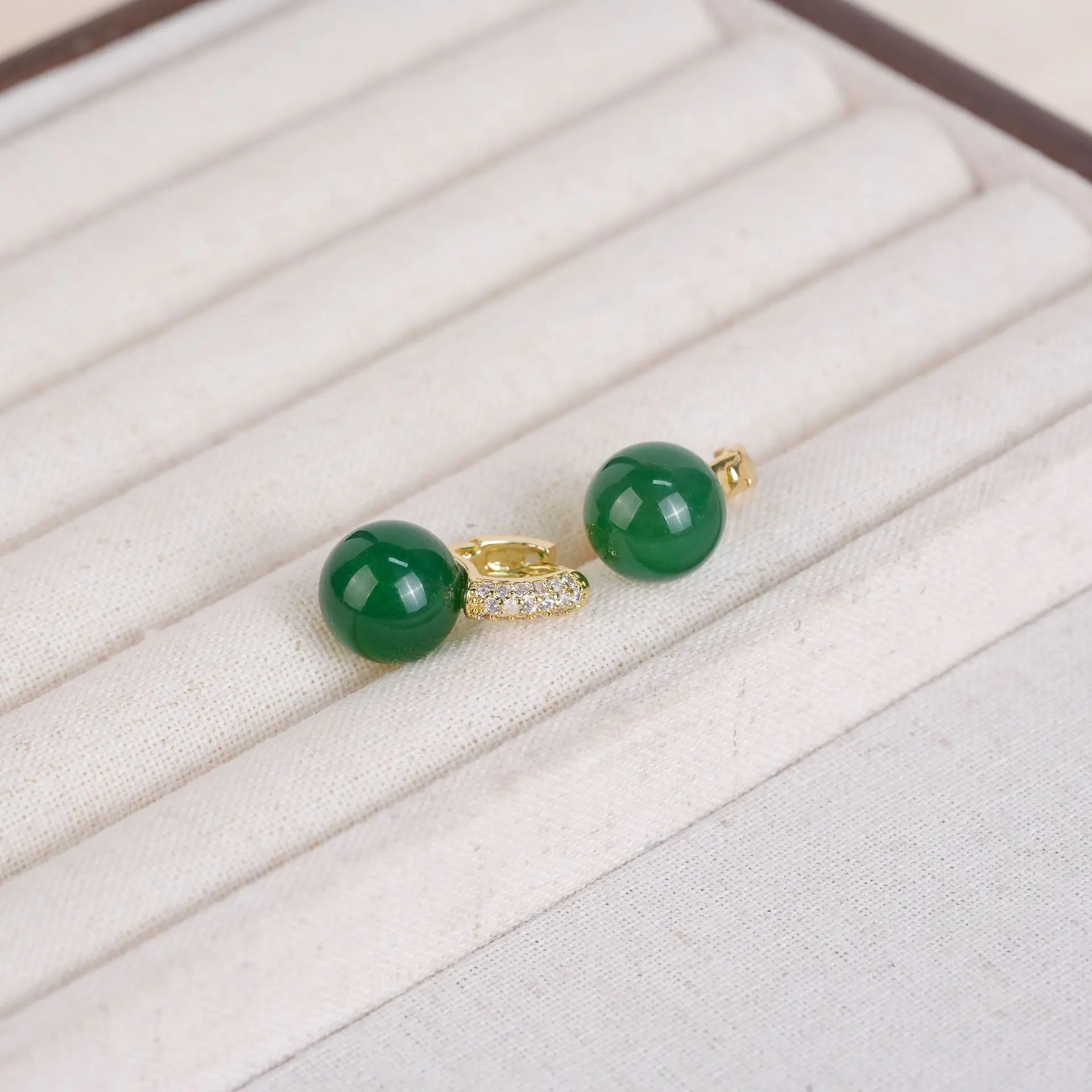 S925 Sterling Silver Agate Earrings for Women Green Chalcedony Cat's Eye Stone Inlaid with Red Garnet Round Korean Style Elegant Gift for Mom