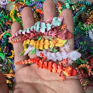 Collectible figurines, 2D flat, 20 3D printed geckos, 9 cm in length, made of PLA material, brightly colored, perfect for decorations and ornaments for Christmas, Easter, Valentine's Day and other holidays.