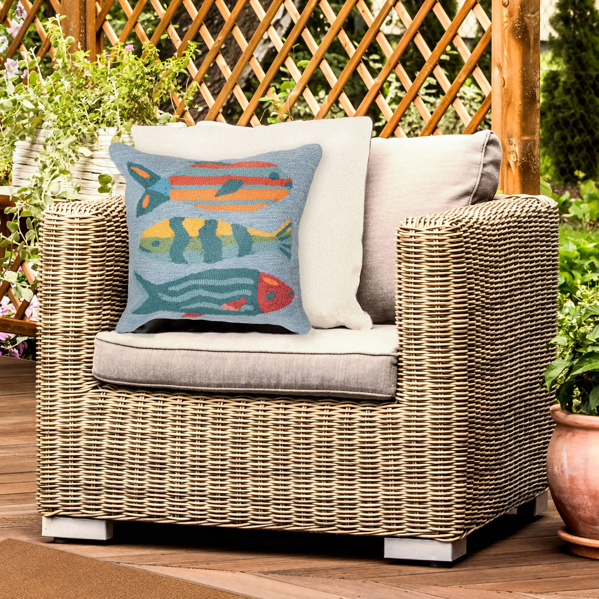 Lush Decor FRONTPORCH Indoor/Outdoor Handmade Pillow - Transitional Graphic Casual Animal Accent  (Fishes)