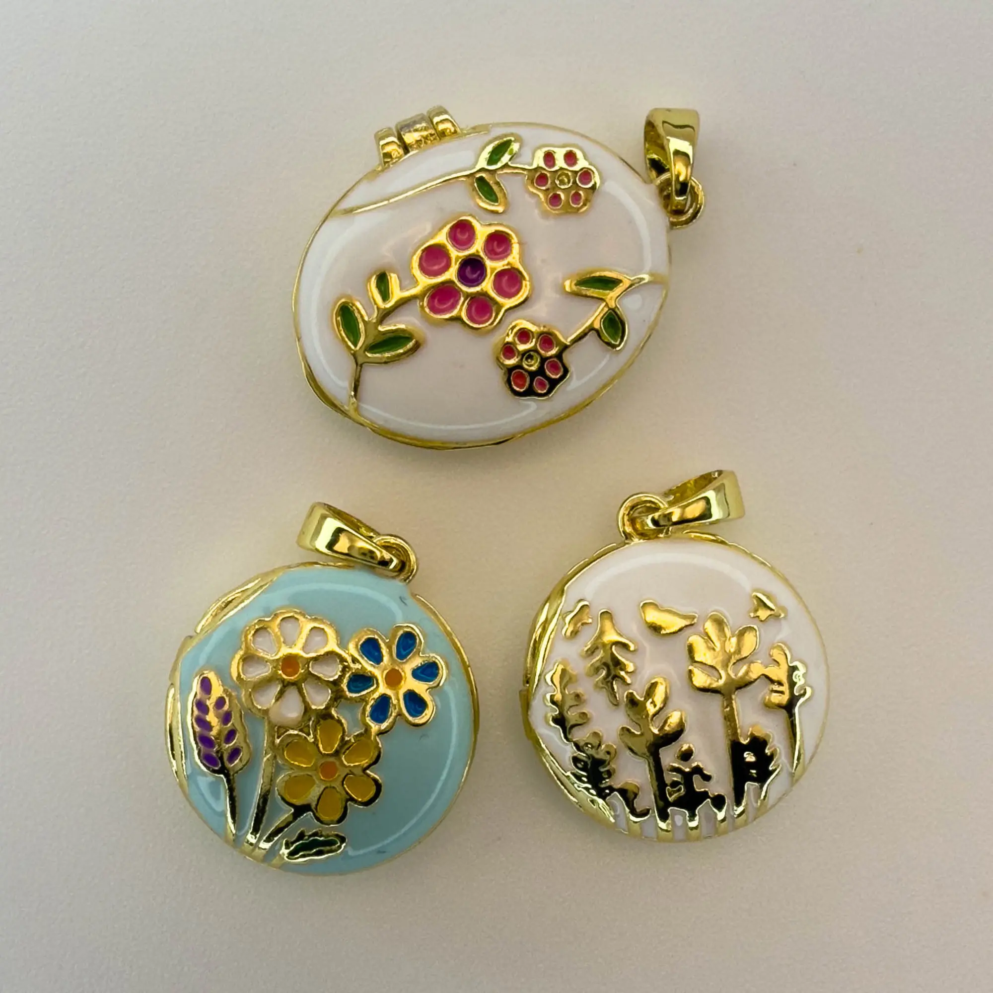 Round Locket Necklace with Oil Painting Design – Photo Pendant Charm for Women, Minimalist Gold Plated Jewelry Accessory