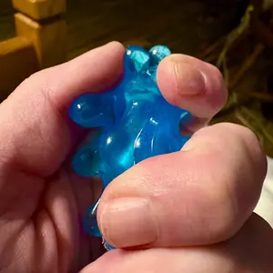 NeeDoh Dream Drop – Raindrop Sensory Toy with Dreamy Smooth Squeeze, Sparkle Filling, 3 Assorted Colors (One Random Color)