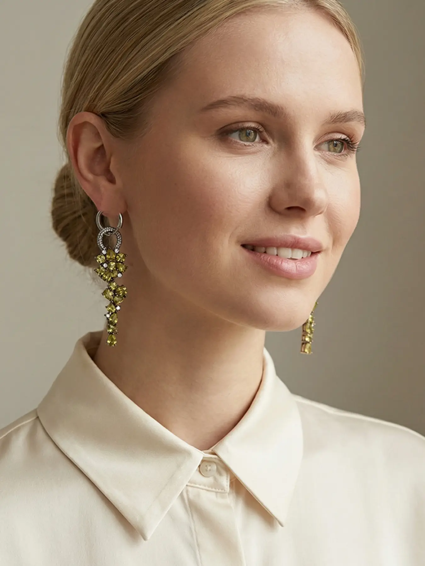 A pair of silver toned diamond studded circular hanging earrings with distinct layers and sparkling delicacy, suitable for formal occasions such as dinners and parties, and can also add eye-catching highlights to vintage light luxury fashion.