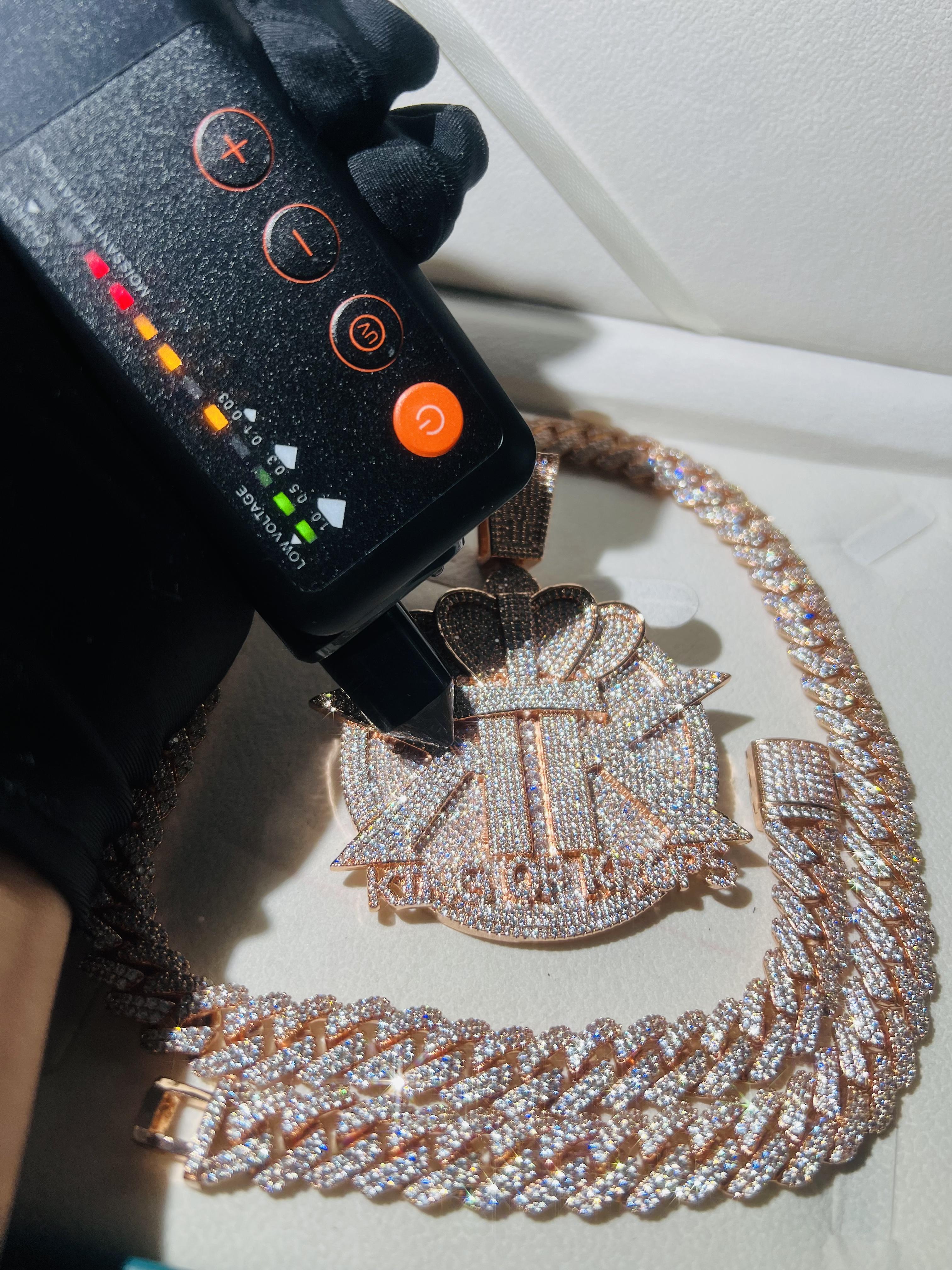 Newly designed custom KK pendant 3D crown KK custom logo iced silicone pendant, high-quality electroplated sparkling crown pendant, street hip-hop culture jewelry pendant, Valentine's Day, Father's Day, Mother's Day premium hip-hop gift ...