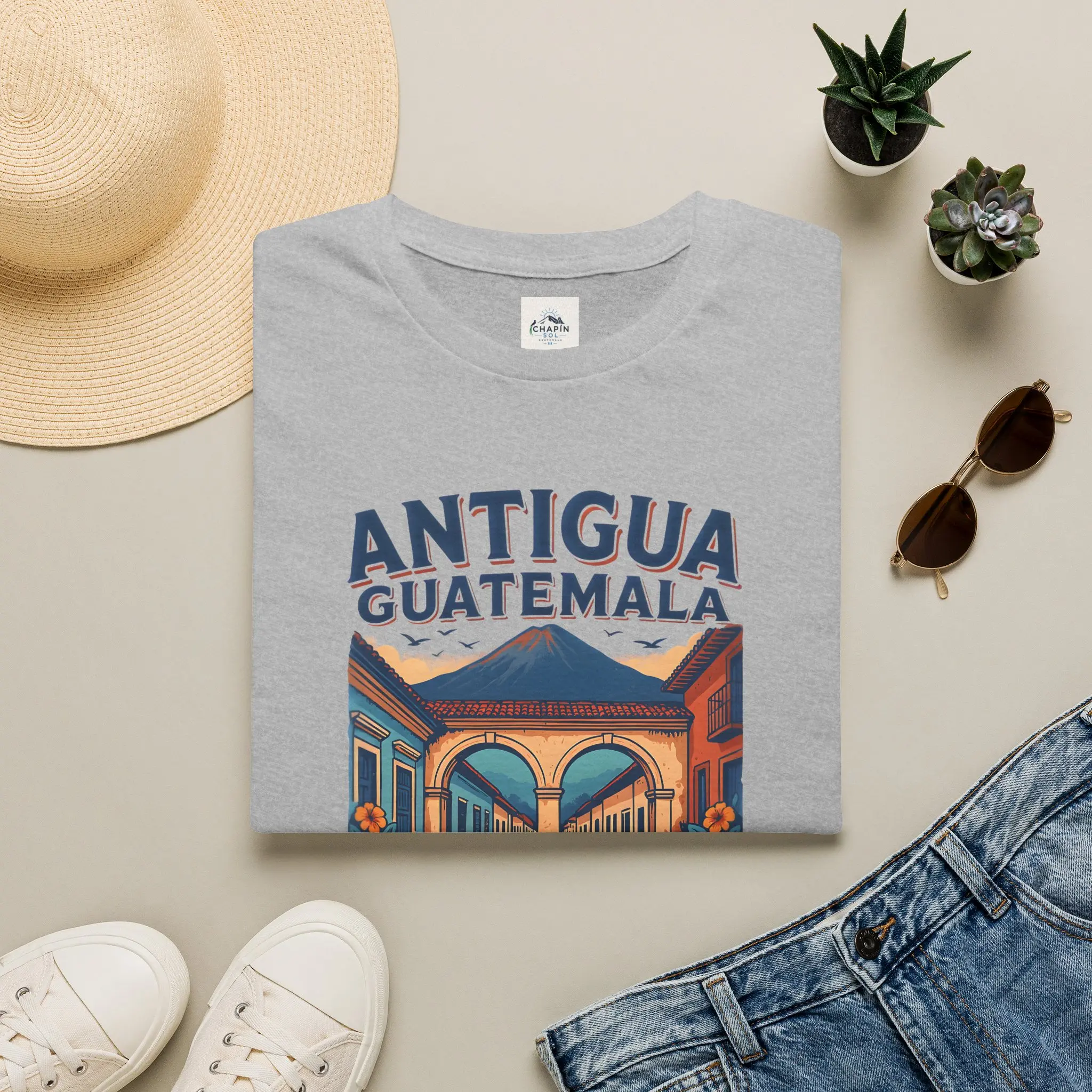 Camiseta de Antigua, Guatemala. El diseño frontal plasma los arcos coloniales de la ciudad, el horizonte enmarcado por volcanes y los cálidos tonos terracota: una tranquila postal que puedes llevar puesta.