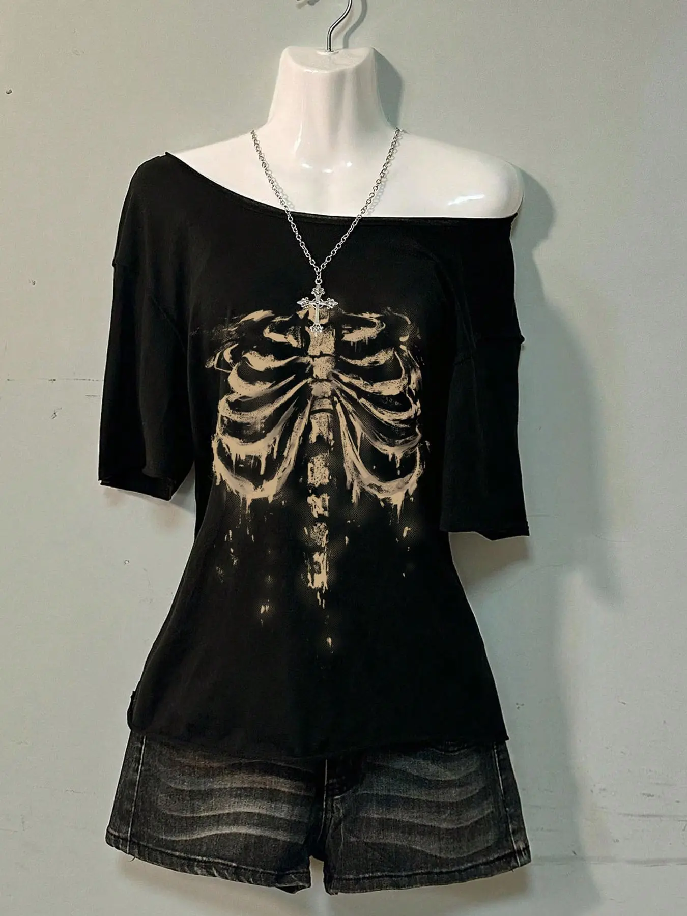 Women's Trendy Gothic Punk-Themed Aesthetics T-Shirt, Black Off-Shoulder Design With Skull Skeleton Cross Print, Loose Comfortable Fit, Ideal for Daily Casual, Casual Chic Streetwear & Alternative Fashion Outfits, Summer Womenswear