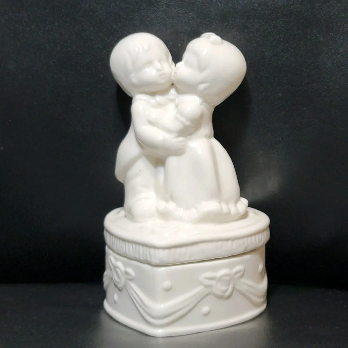 Vintage White Porcelain Heart Trinket Box Bride Groom Kissing Couple Cake Topper Wedding Gift Home Decor Decoration Ceramic Ornaments