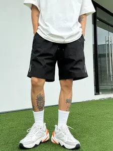 Men’s shorts, 1-pack. Essential summer quick-dry athletic shorts featuring an elastic waistband with drawstring and zippered pockets. Suitable for home wear, casual outings, and vacations. Men’s clothing, summer shorts.