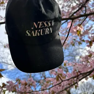 Nessa Sakura Hat Black & Pink