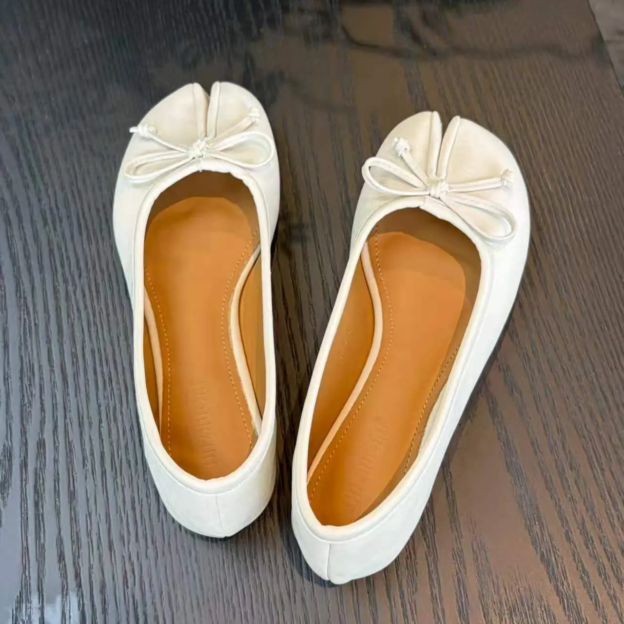 Y2K soft aesthetic split-toe flats; vacation wardrobe bow ballet flats; everyday commuting low-saturation color flats; trending wardrobe essential ballet flats; wide toe box cushioned comfortable walking flats; graduation casual footwear; trendy flat shoe