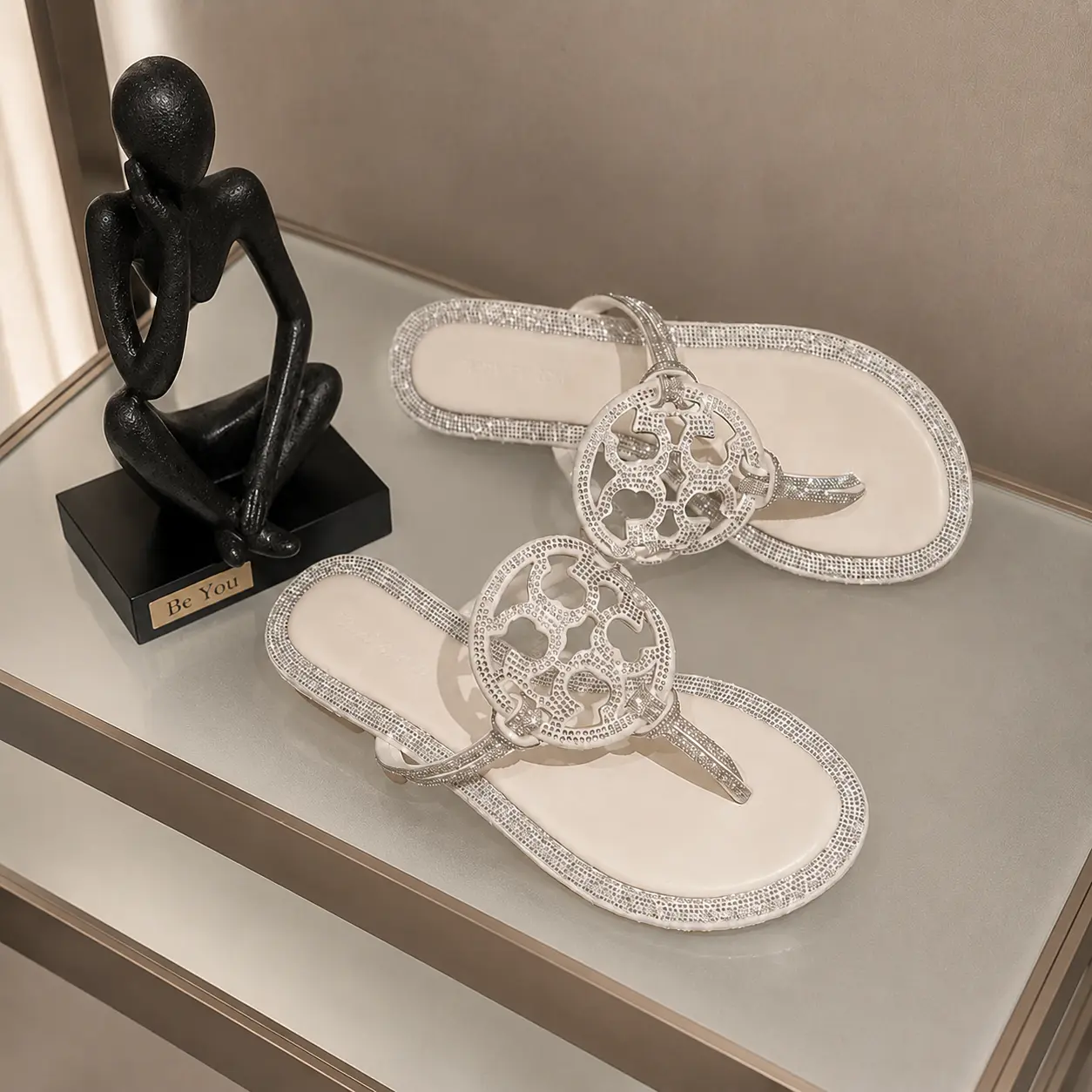 Rhinestone sandals are comfortable and stylish, suitable for young women for home wear, parties, commuting, and dates.