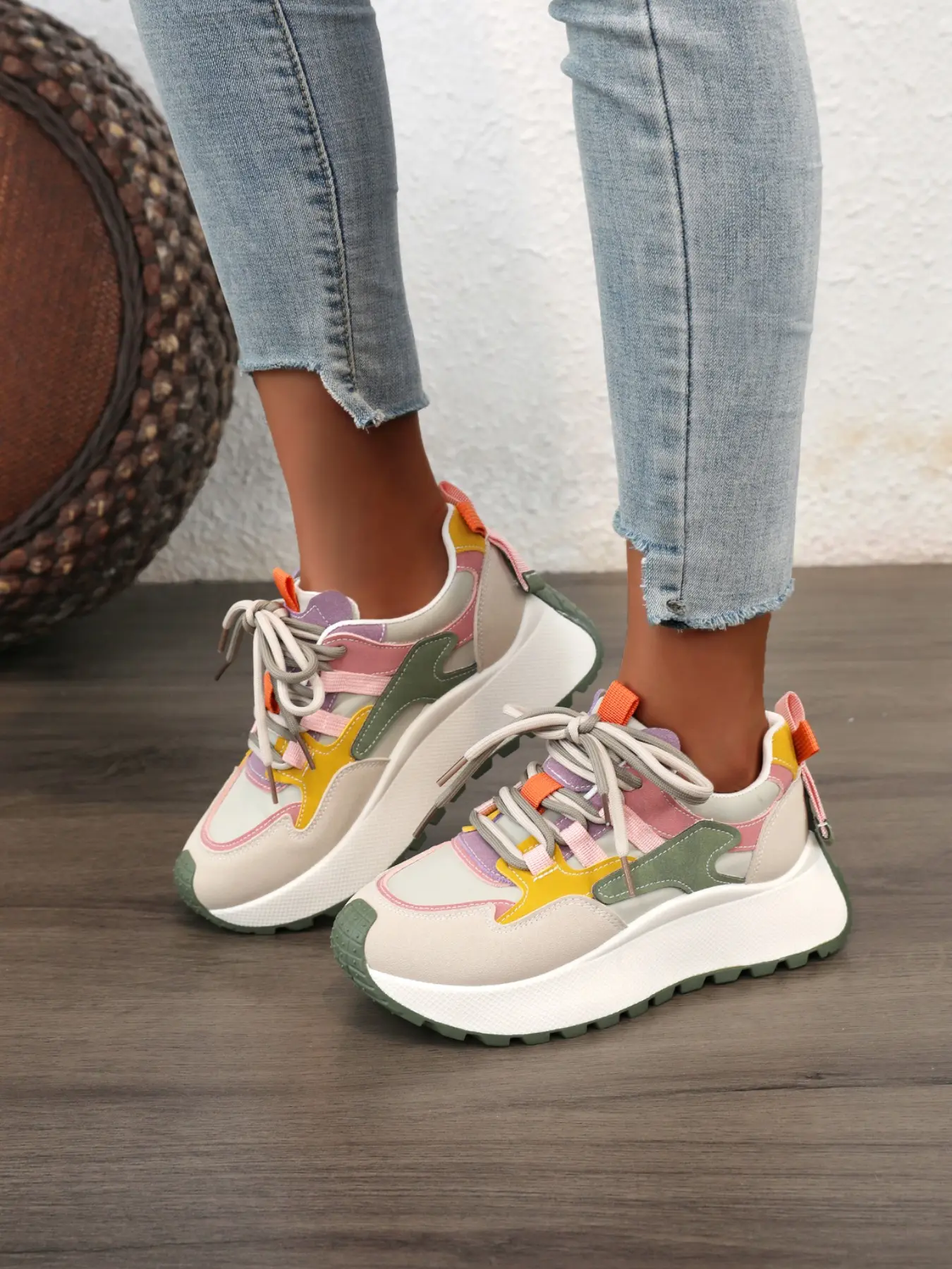 Women's new fashion casual lace-up sneakers, four-season outdoor walking shoes, simple and versatile trendy thick-soled height-increasing comfortable casual shoes, suitable for everyday casual wear and commuting, a must-have for gifts and back-to-school o