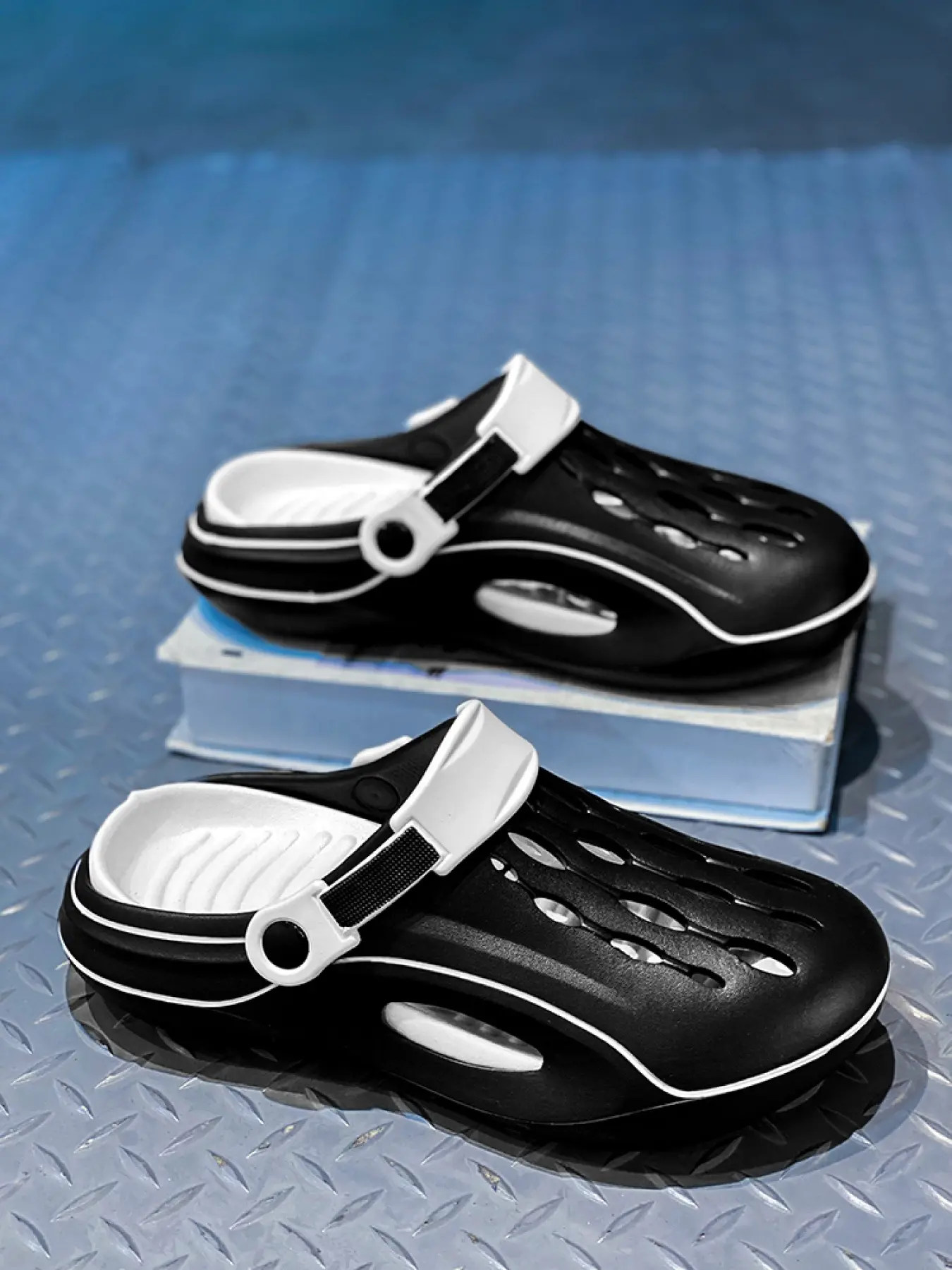 4 Color Unisex Couple Clogs 36-45 Sizes Soft Sole Anti-Slip Breathable Durable Cut-Out Multifunctional