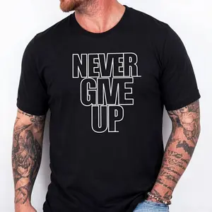 100% Cotton A Men'S Casual Cotton T-Shirt With The Words "Never Give Up" Printed On It - Crew Neck, Slight Elasticity, Knitted Fabric, Regular Version, Summer Short-Sleeved T-Shirt Suitable For Adults, Large Size Option Golf Gift T-Shirt For Men And Women