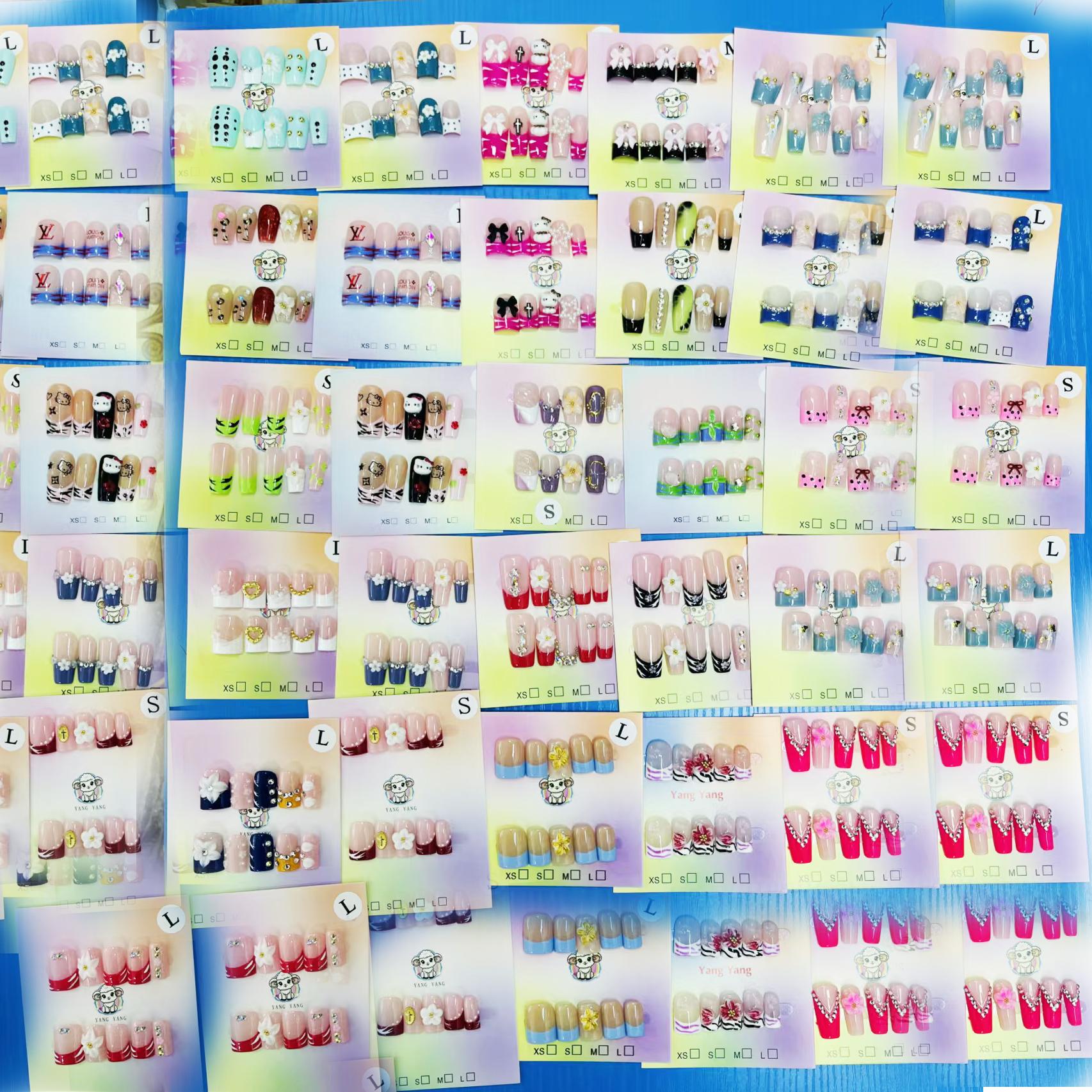 Elegant and minimalist nail art, suitable for daily wear and matches all skin tones