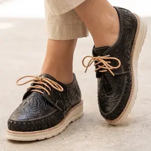 Mexican leather shoe - Handmade Flatform Women's Shoes with flower Pattern & Closed Toe Comfortable Casual  - zapato negro cincelado  - huarache mexicano - huarache de piel