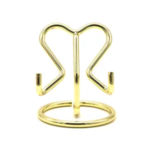 1-Piece Creative Heart-Shaped Phone Stand — Simple Desktop "Hands-Free" Gadget — Integrated Metal Design — Multifunctional Holder