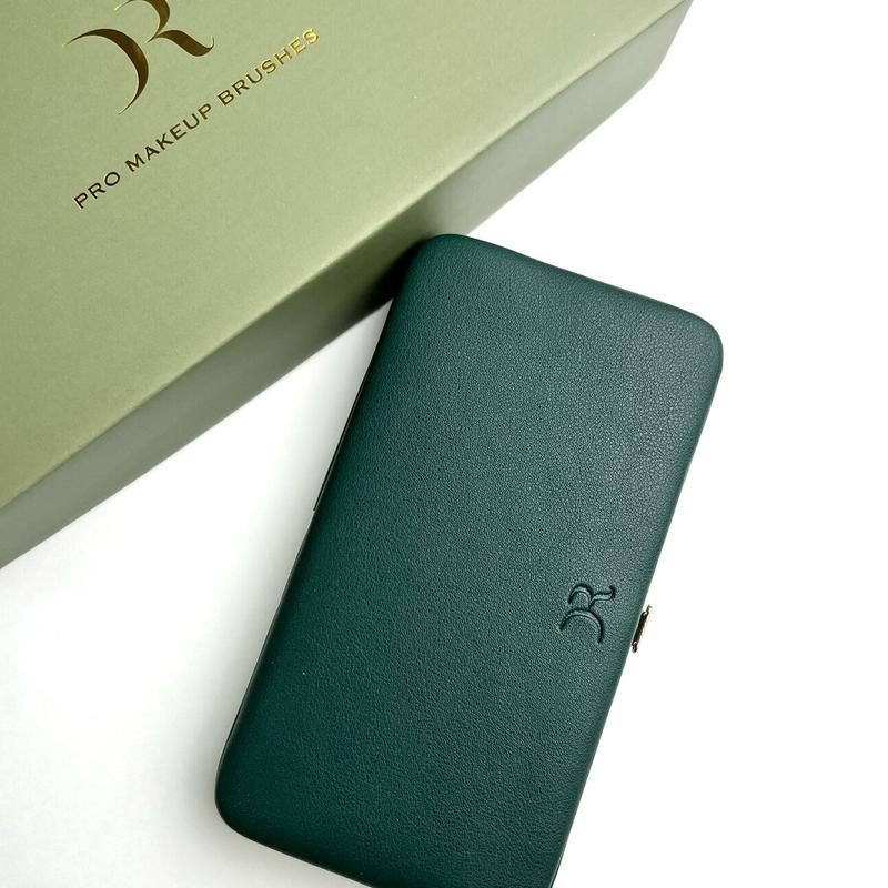 Travel Kit 6 Makeup Brushes in Faux-Leather Clutch for Safe and Clean Storage and Portability