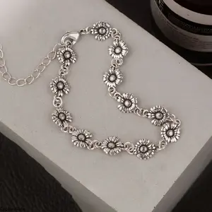 Korean retro flower sunflower bracelet female ins simple small daisy light luxury personalized niche design hand jewelry
