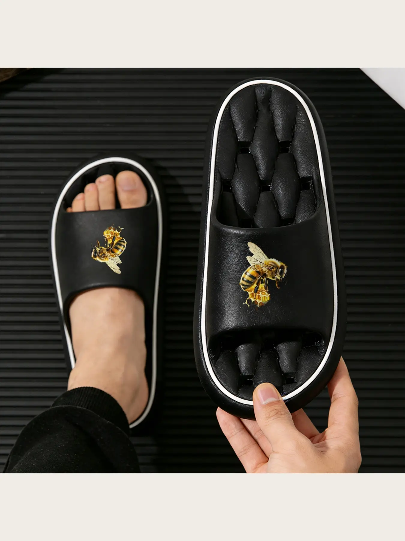 Women's Summer Honeybee Print Slippers Cute Bumblebee Pattern Soft Sole Non-Slip Indoor Outdoor House Shoes for Ladies Girls Comfortable Lightweight Open Toe Bee Design Footwear