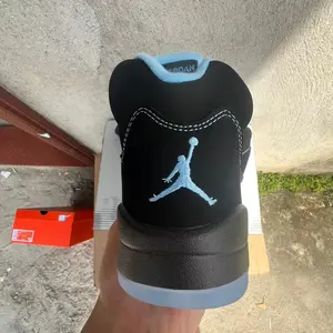 Brand New Sealed Unisex Black Nubuck Mid Top Retro Basketball Sneakers, Light Blue Inner Lining Square Mesh Vent Frames Transparent Layered Air Rubber Outsole Heel Print Casual Street Shoes With Original Box