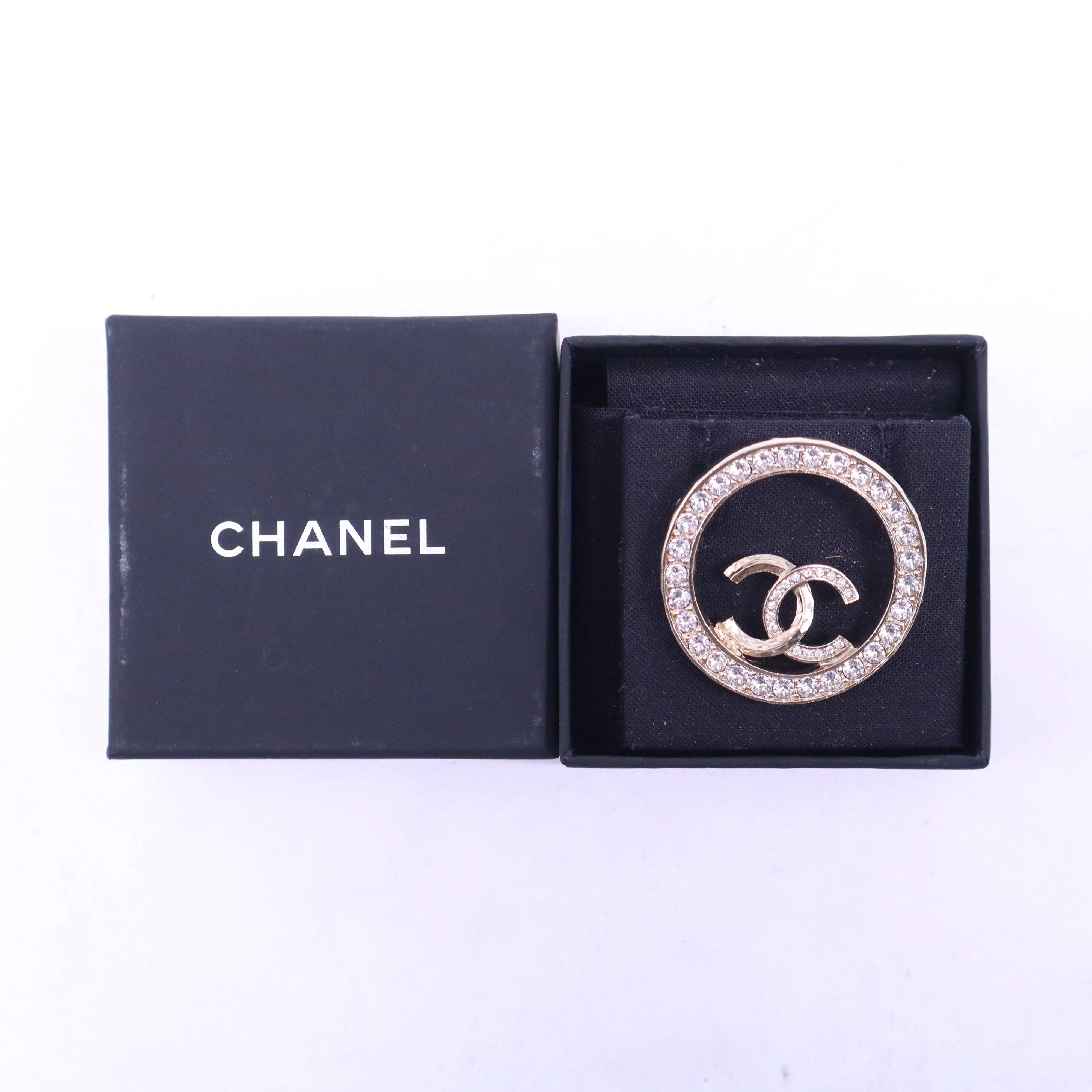 Pre-owned Crystal Round CC Brooch Gold W20929