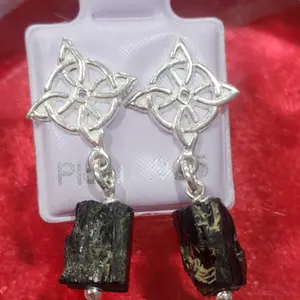 Arete largo con nudo de bruja.Long earring with witch's knot.