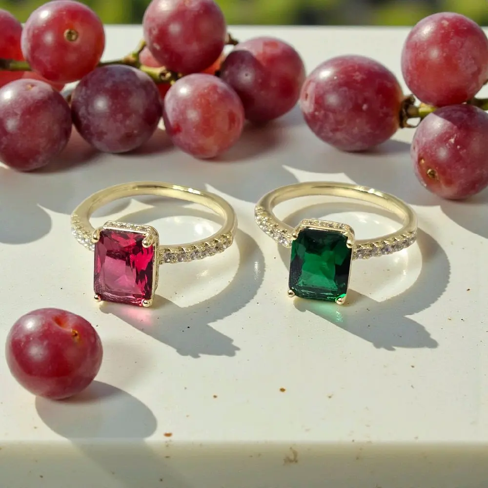 Anillos con piedra roja y verde..Varias medidas disponible. Laminado de alta calidad