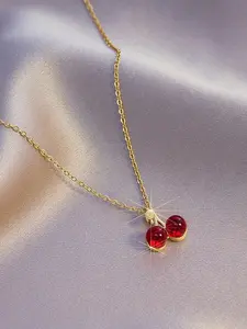 A fashionable and elegant cherry pendant necklace, exquisite and beautiful, suitable for daily wear, vacation and dating occasions, and also a surprising exquisite small gift, Exquisite Jewelry Gift.
