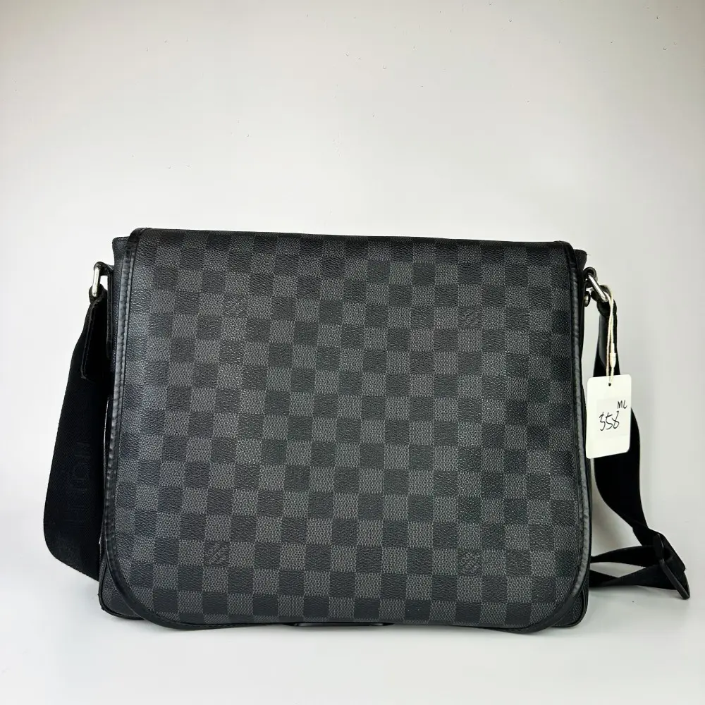 Pre-owned Louis Vuitton 558 District MM Damier Graphite Messenger Bag