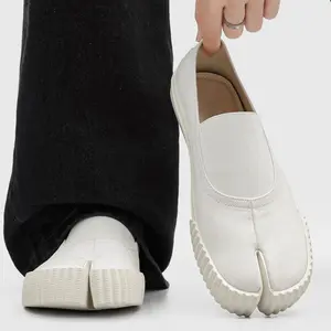 Unisex woven canvas slip-on mules with split toe design (“pig toe”), vertical ribbed thick sole, no laces—minimalist avant-garde style for everyday commuting and casual wear.