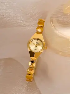 Mini Round Metal Wrist Watch for Women, Quartz Watch, Elegant Geometric Design, Buckle Closure, Available in Gold Silver Colors