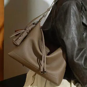 Early spring new fashion tote bag, underarm bag, high-end niche design, sophisticated large-capacity commuter bag