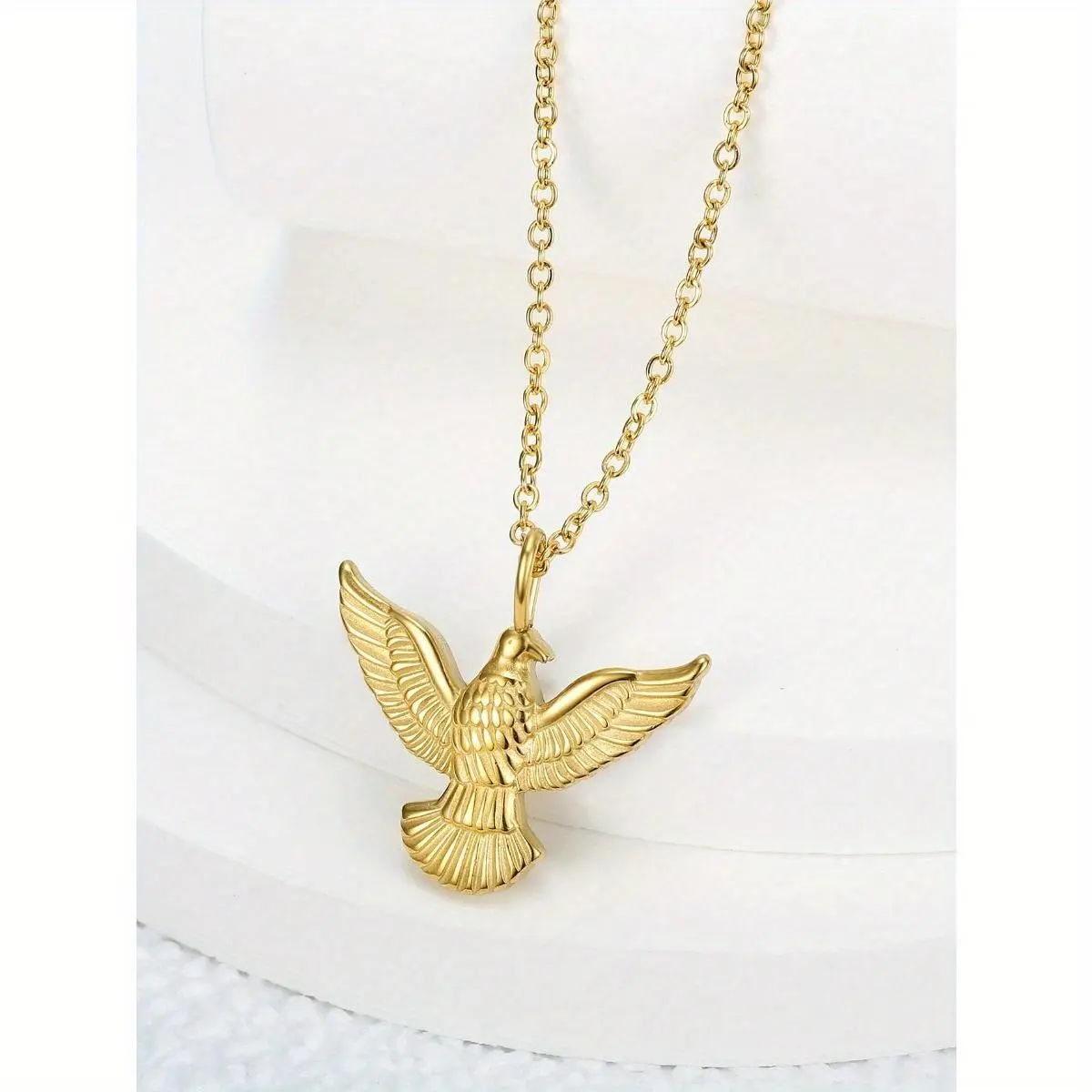 1pc Creative Golden Bird Shaped Pendant Necklace, Finely Carved with Clear Feather Texture, Suitable for Trendy, Outdoor and Other Styles, Conveying Spiritual Meanings Such As Freedom and Courage