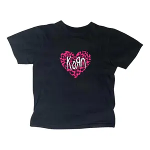 Retro Heart Baby Tee Nu Metal Music Shirt Y2k Top Women Streetwear Fitted T-Shirt Grunge 2000s Gothic Emo Girl Tops Womenswear Tshirt
