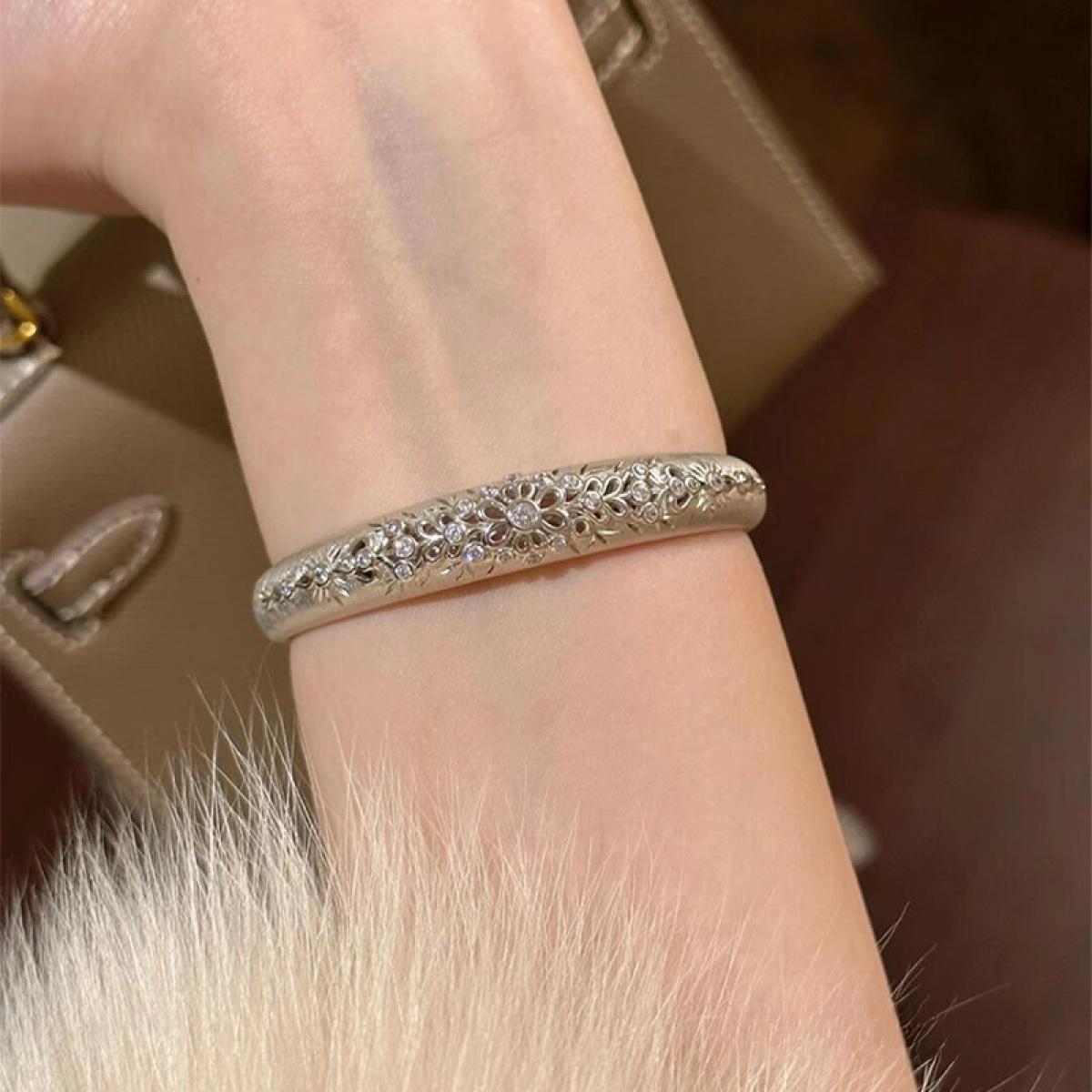 Cute Dainty Filigree Flower Pendant Necklace for Girls, Trendy Vintage Floral Wrist Jewelry, Aesthetic Cottagecore Accessory for Daily Outfits & Gifting, Trending Silver Necklace