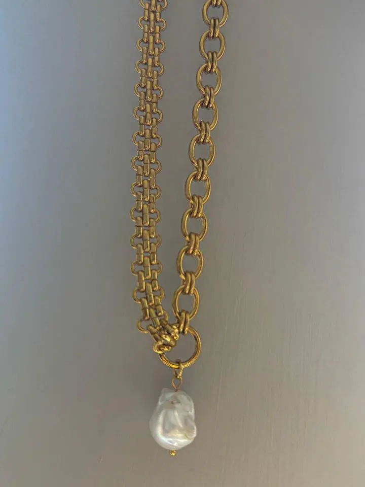 THE AMBER NECKLACE