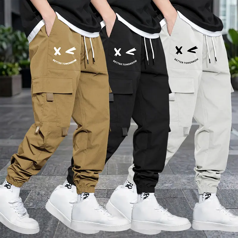 Men’s streetwear cargo pants featuring printed detailing and large side pockets; casual cargo jogger long pants with a straight, slim-fit tapered cut, suitable for everyday street wear and leisure outings.
