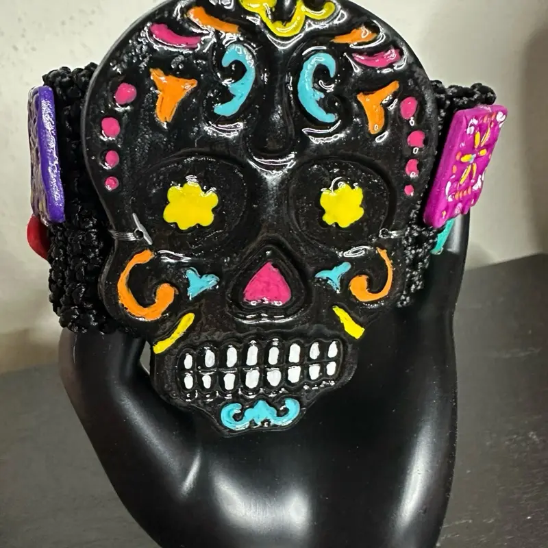 Pulsera papel picado  totalmente hecho y pintado a mano, pulsera de crochet 6 1/2” de largo ajustable. Con detalles de arcilla a polimerica no tóxica.
