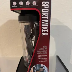 Recipiente con mini batidora unida para el gym mover tus proteínas , y los ingredientes que tome