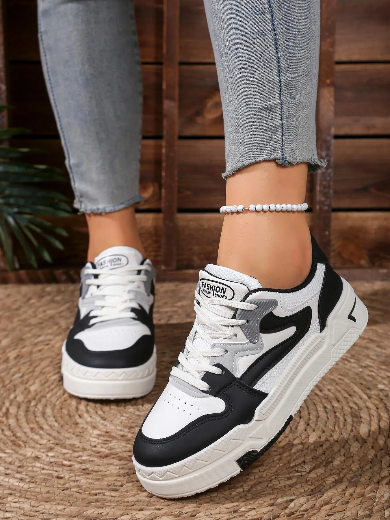 Women's new fashion casual lace-up sneakers, four-season outdoor walking shoes, simple and versatile trendy thick-soled height-increasing comfortable casual shoes, suitable for everyday casual wear and commuting, a must-have for gifts and back-to-school o