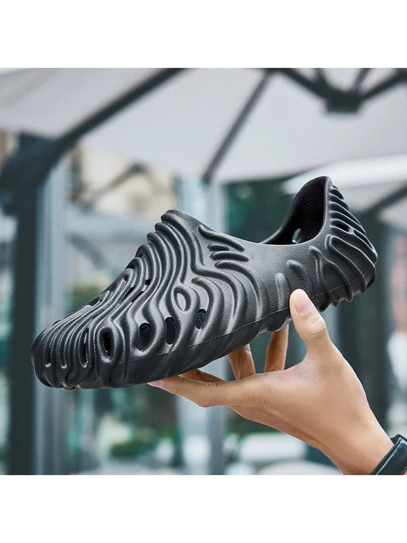 Fashionable men's perforated shoes are suitable for all seasons, indoor slippers are comfortable and lightweight, and outdoor sandals are suitable for wearing Breathable Slippers, Casual lightweight slippers
